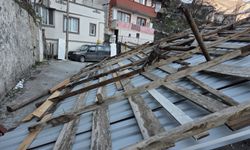 Artvin’de Şiddetli Rüzgâr Evin Çatısını Uçurdu