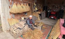 80 yaşındaki Yıldırım, kendi kendine öğrendiği süpürge yapımını 15 yıldır sürdürüyor
