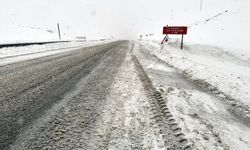 Ardahan-Şavşat Kara Yoluna Düşen Çığ Ekiplerce Temizlendi