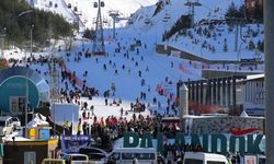 Güneşli havayı fırsat bilen kayakseverler Palandöken Kayak Merkezi'ne akın etti