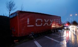 Samsun'da yoldan çıkan tırın sürücüsü yaralandı