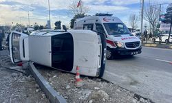 Trabzon'da kontrolden çıkan otomobilin devrilmesi güvenlik kamerasına yansıdı