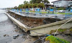 Karadeniz'de dev dalgalar sahili yıktı geçti