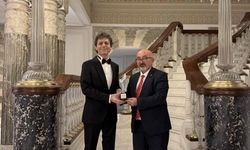 Dünyaca Ünlü Yazar Egeyön Barış Ödülünü Aldı