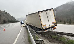 Samsun'da freni boşalan tır refüje çıktı