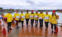 Samsun'da kadınlar 8 Mart'ı Karadeniz'de kürek çekerek kutladı