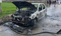 Samsun'da seyir halindeyken yanan otomobil kullanılamaz hale geldi