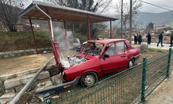 Samsun'da tel çite çarpıp tarlaya giren otomobildeki 3 kişi yaralandı