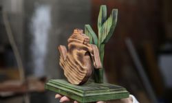 Tasarımlarını evinin bodrumunda ahşap sanatıyla şekillendiriyor