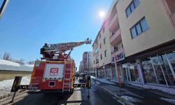 Ardahan'da çatılarda tehlike oluşturan buz sarkıtları temizleniyor