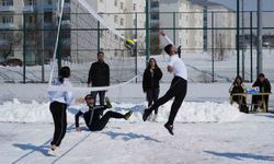 Kampüste kar voleybolu heyecanı