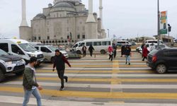 Üç şeritli yolda tehlikeli yaya geçidi korkutuyor