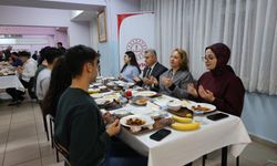 Lise öğrencileriyle iftarda buluştu