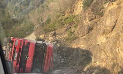 Borçka-Artvin Yolunda Tır Devrildi