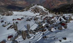 Bahar Geldi Ama Kar Gitmedi