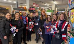 Kadınların Günü Karanfillerle Kutlandı