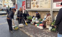 Giresun'un sokaklarının temizliğinde iki kadın işçi de görev alıyor