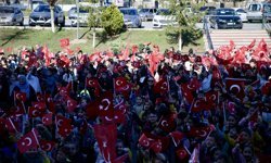 Kastamonu'da öğrenciler okullara Türk bayraklarıyla geldi