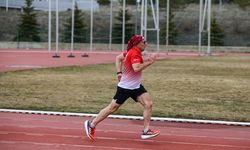 Sigarayı bırakıp spora başlayan polis, atletizmde başarıdan başarıya koşuyor