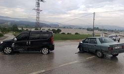 Sinop'ta otomobille hafif ticari aracın çarpıştığı kazada 3 kişi yaralandı