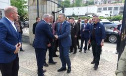 Şehit mezarlarına karanfil bıraktılar, şehit aileleriyle bayramlaştılar