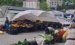 Şiddetli Rüzgar Semt Pazarını Vurdu
