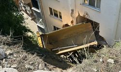 Kamyonun istinat duvarından devrilip bir apartmana çarptığı kazada 2 kişi yaralandı