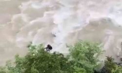 Otomobil Çoruh Nehri'ne Düştü; Baba ile Oğlu Aranıyor