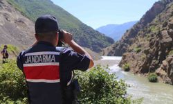 Şavşat Deresi'nde Kayıp Baba ve Oğlunu Arama Çalışmaları Sürüyor