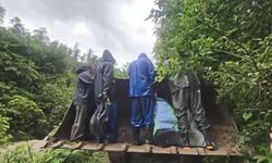 Taşan Dere 4 Çay İşçisini Mahsur Bıraktı, İmdatlarına Ekipler Yetişti