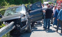Arhavi-Hopa Karayolunda Kaza: Araç Refüje Saplandı
