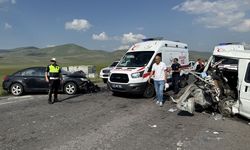 Ardahan'da otomobil ile panelvan çarpıştı, 7 kişi yaralandı