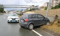 Aydınlatma direğine çarpan otomobildeki 3 kişi yaralandı