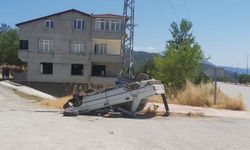 Boyabat'ta devrilen otomobilin sürücüsü yaralandı