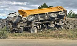 Samsun'da devrilen kamyonun sürücüsü hayatını kaybetti