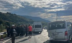 Samsun'da minibüs ile panelvanın çarpışması sonucu 5 kişi yaralandı