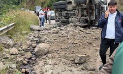 Hafriyat kamyonu yola devrildi: 1 yaralı