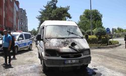 Seyir halindeki minibüs yandı