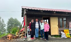 Emekli Oldu, Her Yaz Memleketine Gelip Turistleri Ağırlıyor
