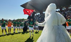 Final maçını kaçırmak istemeyen çift, gelinlik ve damatlıkla stadyuma geldi