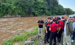 Giresun'da debisi yükselen derede akıntıya kapılan 3 kişi kayboldu