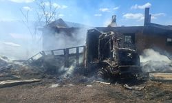 Kastamonu'da çıkan yangında ahır, samanlık ve kamyon yandı