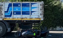 Park halindeki tıra çarpan motosiklet sürücüsü öldü