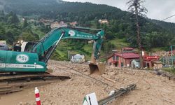 Trabzon'da sağanak nedeniyle taşan derede çalışmalar sürüyor