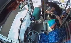 Belediye otobüsünde fenalaşan yolcuyu müdahale anları kameralara yansıdı