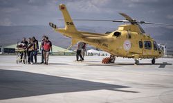Traktörün altında kalan genç ambulans helikopterle hastaneye kaldırıldı