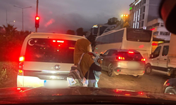Hopa’da Dikkat Çeken Görüntü: Çocukla Dilenen Kadın İçin Yetkililer Ne Yapıyor?