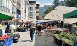 Artvin Halk Pazarında Yaz Bereketi Tezgâhlarda, Alım Gücü Esnafı Zorluyor