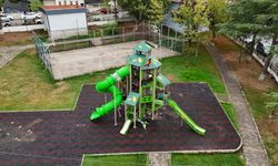 Bafra'da parklara yeni nesil oyun alanı kuruldu