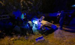 Erzincan'da devrilen otomobildeki sürücü ile eşi yaralandı